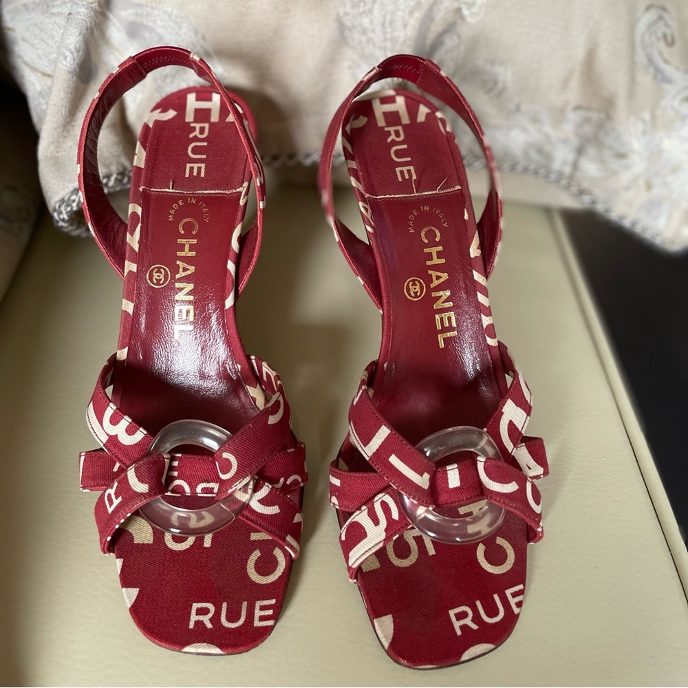 EXTREMELY RARE Vintage Chanel 31 Rue Cambon red and white shoe. Size 38.5.